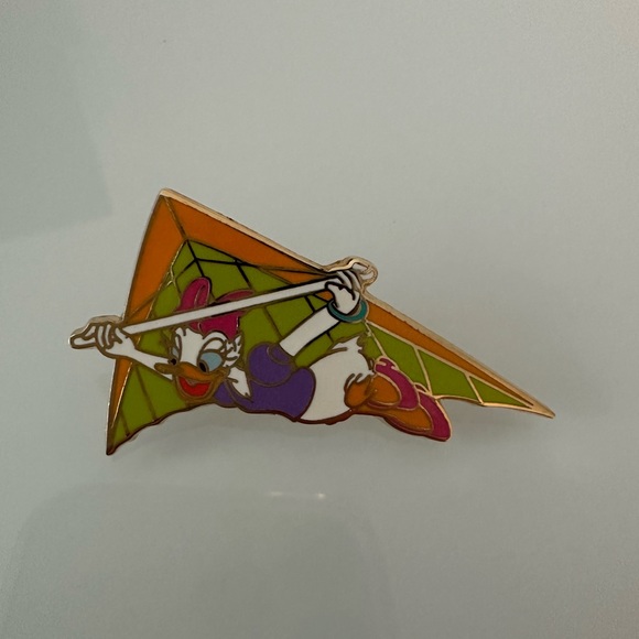 Disney Daisy Hang gliding pin - Picture 1 of 3